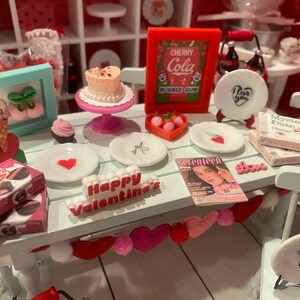 Platos miniatura de San Valentín, juego de té Camp Cherry Cola y accesorios, arte, pancarta, ramos de flores, cupcakes, arte con palabras, respaldos para sillas, escala 1:12 Heart Garland ONLY