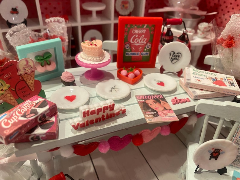 Platos miniatura de San Valentín, juego de té Camp Cherry Cola y accesorios, arte, pancarta, ramos de flores, cupcakes, arte con palabras, respaldos para sillas, escala 1:12 Heart Garland ONLY