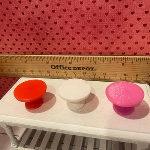 Platos miniatura de San Valentín, juego de té Camp Cherry Cola y accesorios, arte, pancarta, ramos de flores, cupcakes, arte con palabras, respaldos para sillas, escala 1:12 imagen 16