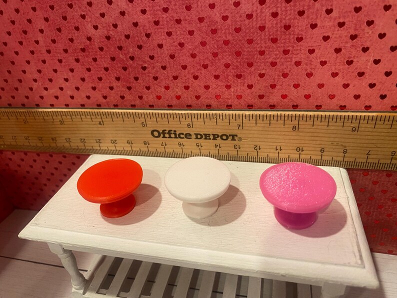 Platos miniatura de San Valentín, juego de té Camp Cherry Cola y accesorios, arte, pancarta, ramos de flores, cupcakes, arte con palabras, respaldos para sillas, escala 1:12 imagen 16