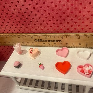 Platos miniatura de San Valentín, juego de té Camp Cherry Cola y accesorios, arte, pancarta, ramos de flores, cupcakes, arte con palabras, respaldos para sillas, escala 1:12 imagen 14