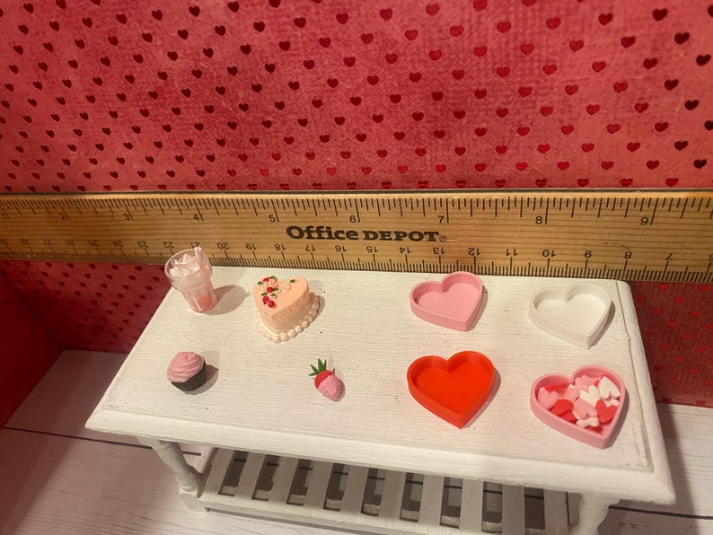 Platos miniatura de San Valentín, juego de té Camp Cherry Cola y accesorios, arte, pancarta, ramos de flores, cupcakes, arte con palabras, respaldos para sillas, escala 1:12 imagen 14