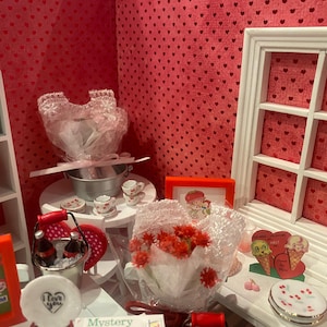 Platos miniatura de San Valentín, juego de té Camp Cherry Cola y accesorios, arte, pancarta, ramos de flores, cupcakes, arte con palabras, respaldos para sillas, escala 1:12 imagen 5