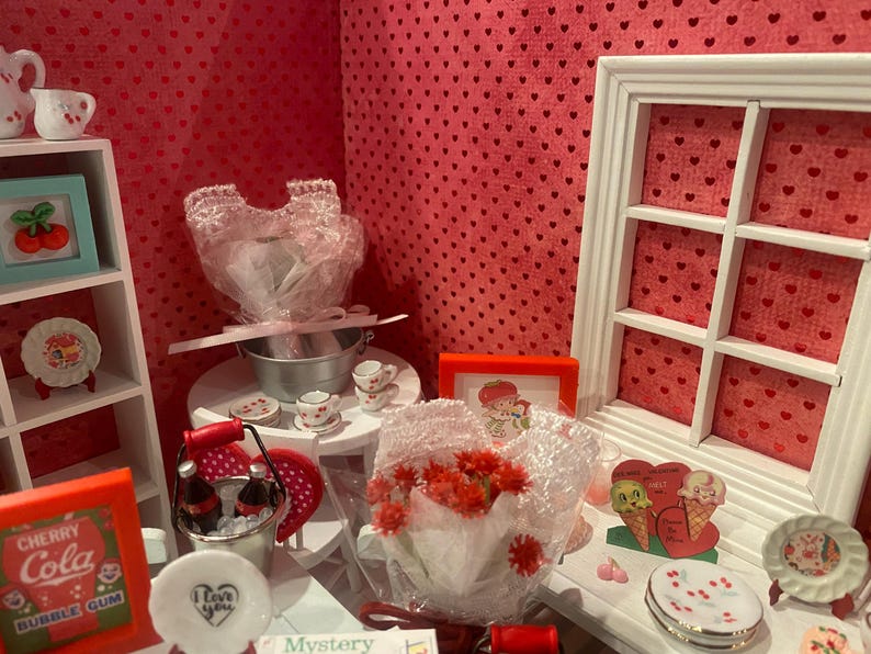Platos miniatura de San Valentín, juego de té Camp Cherry Cola y accesorios, arte, pancarta, ramos de flores, cupcakes, arte con palabras, respaldos para sillas, escala 1:12 imagen 5