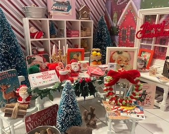 Loja de artigos natalinos em miniatura, placas para casa de bonecas, lenha, pinhas, folhagens, cartões, bengalas doces, DVDs, livros, álbuns, Papai Noel, arte, escala 1:12