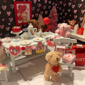 Miniatur Teddybär Teeparty, Puppenhaus-Tee-Set, 1:12, Gelenk-Teddybären, Kunst, rosa Bäume, Valentinstag, Briefkasten, Kuchen