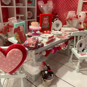 Platos miniatura de San Valentín, juego de té Camp Cherry Cola y accesorios, arte, pancarta, ramos de flores, cupcakes, arte con palabras, respaldos para sillas, escala 1:12 imagen 2