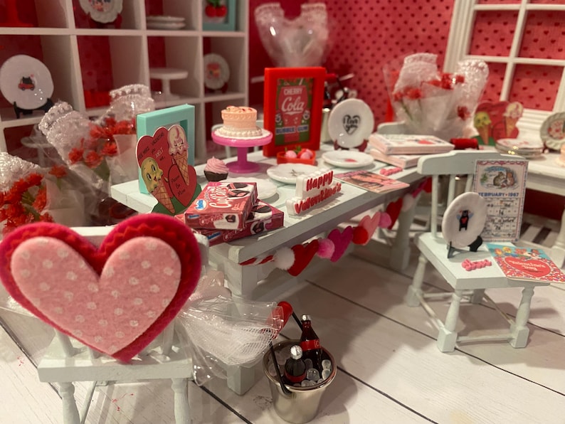 Platos miniatura de San Valentín, juego de té Camp Cherry Cola y accesorios, arte, pancarta, ramos de flores, cupcakes, arte con palabras, respaldos para sillas, escala 1:12 imagen 2