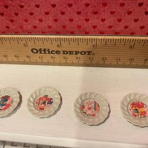 Platos miniatura de San Valentín, juego de té Camp Cherry Cola y accesorios, arte, pancarta, ramos de flores, cupcakes, arte con palabras, respaldos para sillas, escala 1:12 Vintage Plates-4