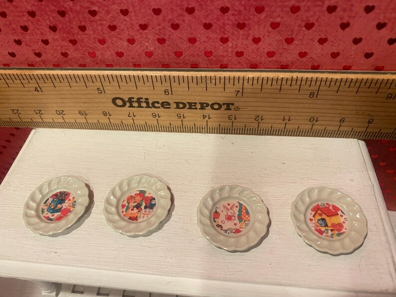 Platos miniatura de San Valentín, juego de té Camp Cherry Cola y accesorios, arte, pancarta, ramos de flores, cupcakes, arte con palabras, respaldos para sillas, escala 1:12 Vintage Plates-4