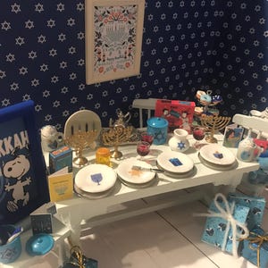 Miniature di Hanukkah, Menorah per casa delle bambole, Scatola di candele, 1:12, Cioccolata calda, Piatti, Ciambelle, Orsacchiotti di peluche Yarmulke, Libri, Regali, Set da tè, Biglietti