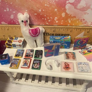 Miniatur 90er Jahre Puppenhaus Zubehör, 1:12, Decor, DVD's, Kamera, Bücher, Zeitschriften, Ordner, CD's, Poster, Möbel, Computer, Pinnwand Bild 6