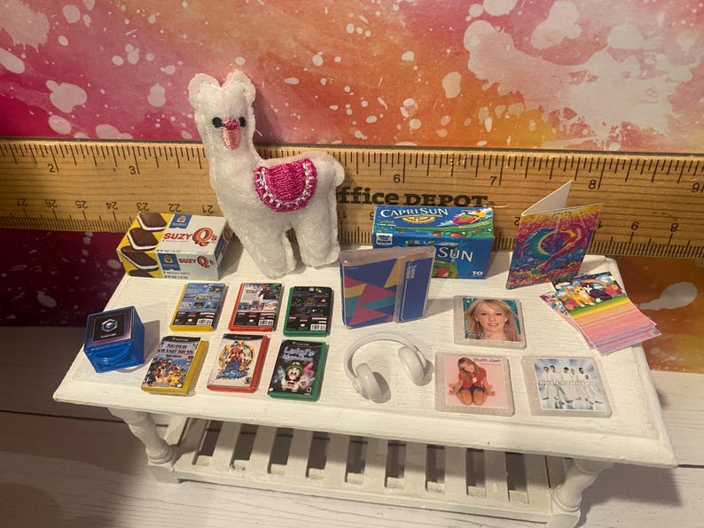 Miniatur 90er Jahre Puppenhaus Zubehör, 1:12, Decor, DVD's, Kamera, Bücher, Zeitschriften, Ordner, CD's, Poster, Möbel, Computer, Pinnwand Bild 6