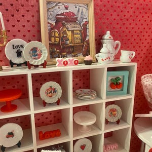Platos miniatura de San Valentín, juego de té Camp Cherry Cola y accesorios, arte, pancarta, ramos de flores, cupcakes, arte con palabras, respaldos para sillas, escala 1:12 imagen 4