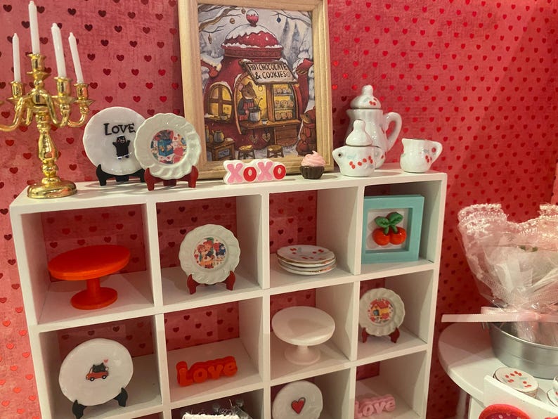 Platos miniatura de San Valentín, juego de té Camp Cherry Cola y accesorios, arte, pancarta, ramos de flores, cupcakes, arte con palabras, respaldos para sillas, escala 1:12 imagen 4