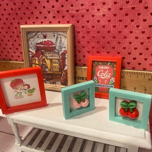 Platos miniatura de San Valentín, juego de té Camp Cherry Cola y accesorios, arte, pancarta, ramos de flores, cupcakes, arte con palabras, respaldos para sillas, escala 1:12 imagen 17