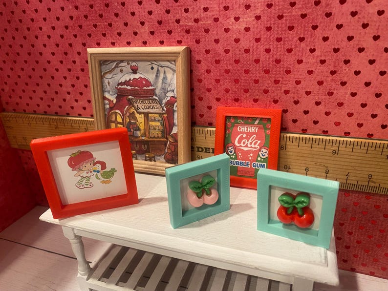 Platos miniatura de San Valentín, juego de té Camp Cherry Cola y accesorios, arte, pancarta, ramos de flores, cupcakes, arte con palabras, respaldos para sillas, escala 1:12 imagen 17
