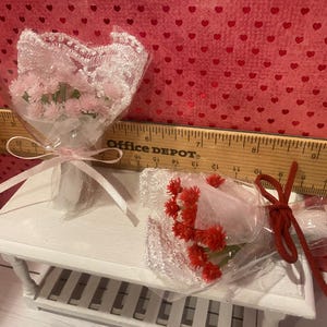 Platos miniatura de San Valentín, juego de té Camp Cherry Cola y accesorios, arte, pancarta, ramos de flores, cupcakes, arte con palabras, respaldos para sillas, escala 1:12 imagen 9