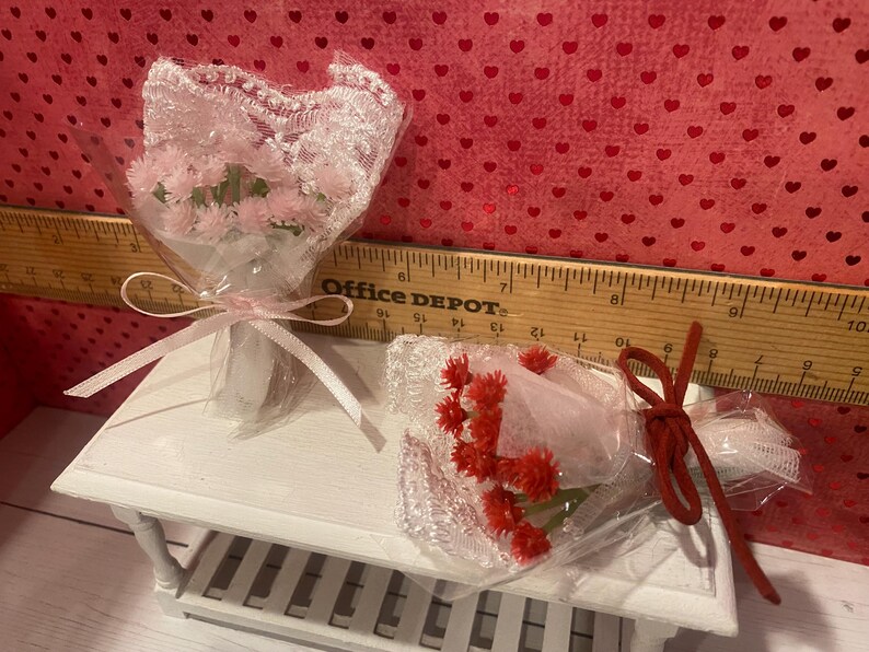 Platos miniatura de San Valentín, juego de té Camp Cherry Cola y accesorios, arte, pancarta, ramos de flores, cupcakes, arte con palabras, respaldos para sillas, escala 1:12 imagen 9