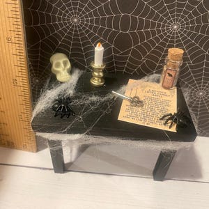 Mesa de hechizos en miniatura y accesorios, estilo gótico para casa de muñecas, accesorios de boticario, escala 1:12 imagen 5