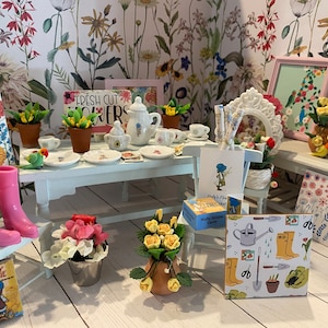 Miniatuurbloemenmarkt, bloemenstandaard poppenhuis, 1:12 bloemen, borden, kunst, zaadverpakkingen, tuingereedschap, theeservies, cadeauverpakking, roze regenlaarzen