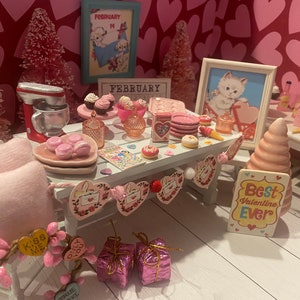 Miniaturowe przyjęcie walentynkowe, dekoracje walentynkowe do domku dla lalek, Pretty in Pink 1:12, sztuka, różowe drzewa, wypieki, serduszka, wieniec, baner