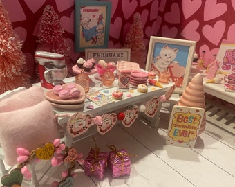Fiesta de San Valentín en miniatura, decoraciones de San Valentín para casa de muñecas, Pretty in Pink 1:12, arte, árboles rosados, pasteles, corazones, corona, pancarta