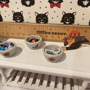 Cubos de calabaza en miniatura para Halloween, cubos para pedir dulces, platos para dulces de Halloween para casas de muñecas, cajas de dulces a escala 1:12, cuencos, bandeja para manzanas acarameladas imagen 7