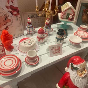 Decorazioni natalizie per casa delle bambole in miniatura di Santa's Stuff, 1:12, arte a tema Babbo Natale, torte, scala a forma di bastoncino di zucchero, costume da Babbo Natale, biglietti, figura di Babbo Natale