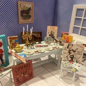 Miniatur Pferde, Puppenhaus Pferdeartikel, 1:12, Pferdefiguren, Teller, Western Art, Bücher, Geschenkpapier, Stoffpferde, Wortkunst, Müslischachteln