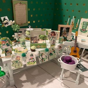 Fiesta en miniatura del día de San Patricio, platos para casa de muñecas, arte, corona, pancarta, comida a escala 1:12, pasteles, velas, tarjetas, guitarra, cofre del tesoro, libros