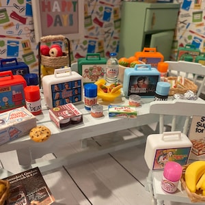 Minilunchdoosjes, lunches voor poppenhuis jaren 80, pick-a-box en lunchpakket, 1:12