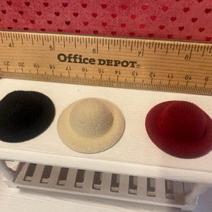 Platos miniatura de San Valentín, juego de té Camp Cherry Cola y accesorios, arte, pancarta, ramos de flores, cupcakes, arte con palabras, respaldos para sillas, escala 1:12 Set of 3 Hats
