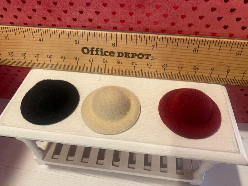 Platos miniatura de San Valentín, juego de té Camp Cherry Cola y accesorios, arte, pancarta, ramos de flores, cupcakes, arte con palabras, respaldos para sillas, escala 1:12 Set of 3 Hats