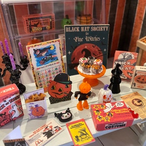 Miniatuur Halloween-nieuwswinkel, Sabrina & Salem's Halloween-poppenhuis Five and Dime, 1:12 Halloween-verzorgingspakketten, decor, kaarsen, lekkernijen