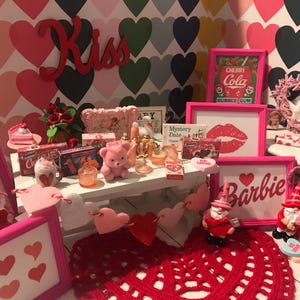 Miniature per case delle bambole di San Valentino, regali di San Valentino, innamorati, arte incorniciata, ghirlande, giochi, cigni, porta caramelle, biglietti, profumi, gnomi, 1:12