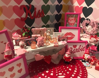 Miniaturas para casas de muñecas de San Valentín, regalos de San Valentín, corazones, arte enmarcado, coronas, juegos, cisnes, dulcero, tarjetas, perfume, gnomos, escala 1:12