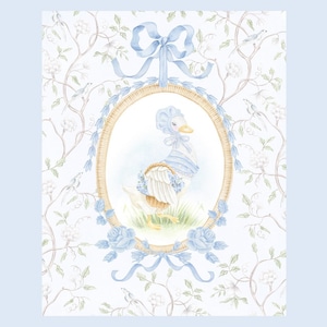 Puede incluir: Una ilustraci&oacute;n de acuarela de un pato con un gorro azul y una cesta, sobre un fondo floral azul y blanco.