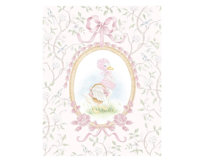 Puede incluir: Una ilustraci&oacute;n de acuarela de un pato rosa con un gorro rosa y una cesta, rodeado de una corona de rosas rosas y un patr&oacute;n floral.