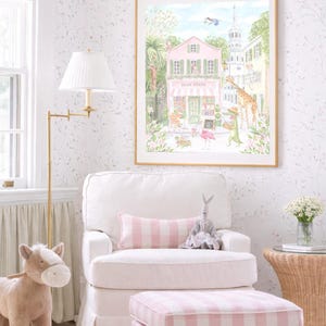 K&ouml;nnte beinhalten: Ein Kinderzimmer mit einem wei&szlig;en Sessel, einem rosa-wei&szlig; karierten Hocker und einem gerahmten Aquarelldruck. Der Druck zeigt eine rosa Buchhandlung mit skurrilen Tierfiguren. Ein Schaukelpferd und eine Lampe mit wei&szlig;em Schirm vervollst&auml;ndigen die Einrichtung.