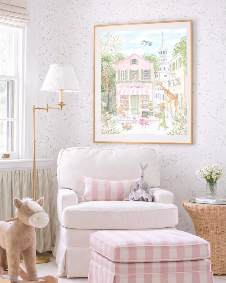 K&ouml;nnte beinhalten: Ein Kinderzimmer mit einem wei&szlig;en Sessel, einem rosa-wei&szlig; karierten Hocker und einem gerahmten Aquarelldruck. Der Druck zeigt eine rosa Buchhandlung mit skurrilen Tierfiguren. Ein Schaukelpferd und eine Lampe mit wei&szlig;em Schirm vervollst&auml;ndigen die Einrichtung.