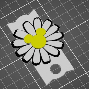 以下が含まれることがあります： 黄色い中心と黒い縁取りのある白い花びらを持つ、デイジー型のチャーム。チャームの中央にはミッキーマウスの頭があり、穴の開いた灰色のタグに付いています。