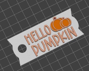 Może przedstawiać: Biała etykieta z zaokrąglonym brzegiem i otworem w środku. Etykieta zawiera napis "HELLO PUMPKIN" pomarańczowymi literami i mały pomarańczowy obrazek dyni.