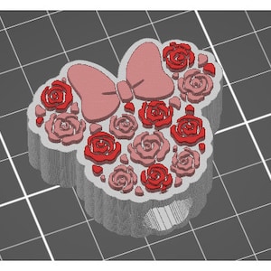Op de afbeelding: Een 3D-geprint ontwerp van roze en rode rozenbloemen in de vorm van een strik. Het ontwerp is op een grijze achtergrond.