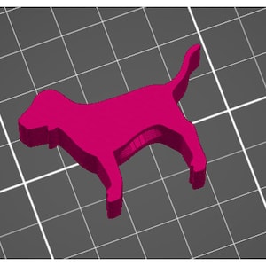 Op de afbeelding: Een roze plastic hondenfiguur. De hond staat op een grijze achtergrond met een raster.