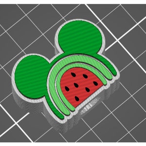 Op de afbeelding: Groene en rode watermeloen-vormige koekjesuitsteker met een Mickey Mouse-oorontwerp.