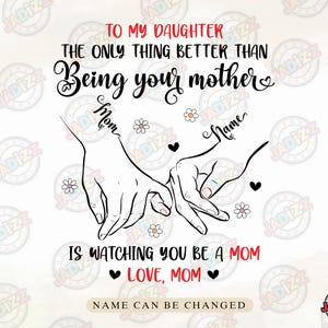 パーソナライズされた「Watching You Be A Mom（あなたがママになるのを見守る）」SVG PNG、お子様とお母様へのカスタム名入れギフト、ママライフ、おばあちゃん、母の日ギフト、昇華転写