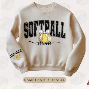 Mãe do Softball Personalizada PNG, Nome Personalizado na Manga, Design de Mãe do Softball, Presente de Outono, Camiseta para o Dia do Jogo, Presente de Softball para o Dia das Mães PNG