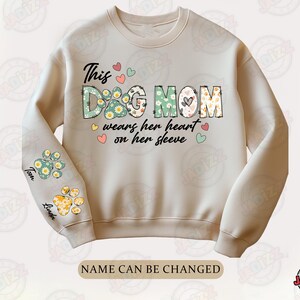 Mãe de cachorro personalizada em PNG, esta mãe de cachorro usa o coração na manga em PNG, nome de criança personalizado em PNG, dia das mães em PNG, amante de cachorro, avó personalizada