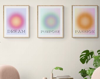 Peut inclure: Trois impressions encadrées avec des fonds dégradés abstraits en rose, vert et orange. Les impressions portent les mots "DREAM", "PURPOSE" et "PASSION" écrits en texte noir.